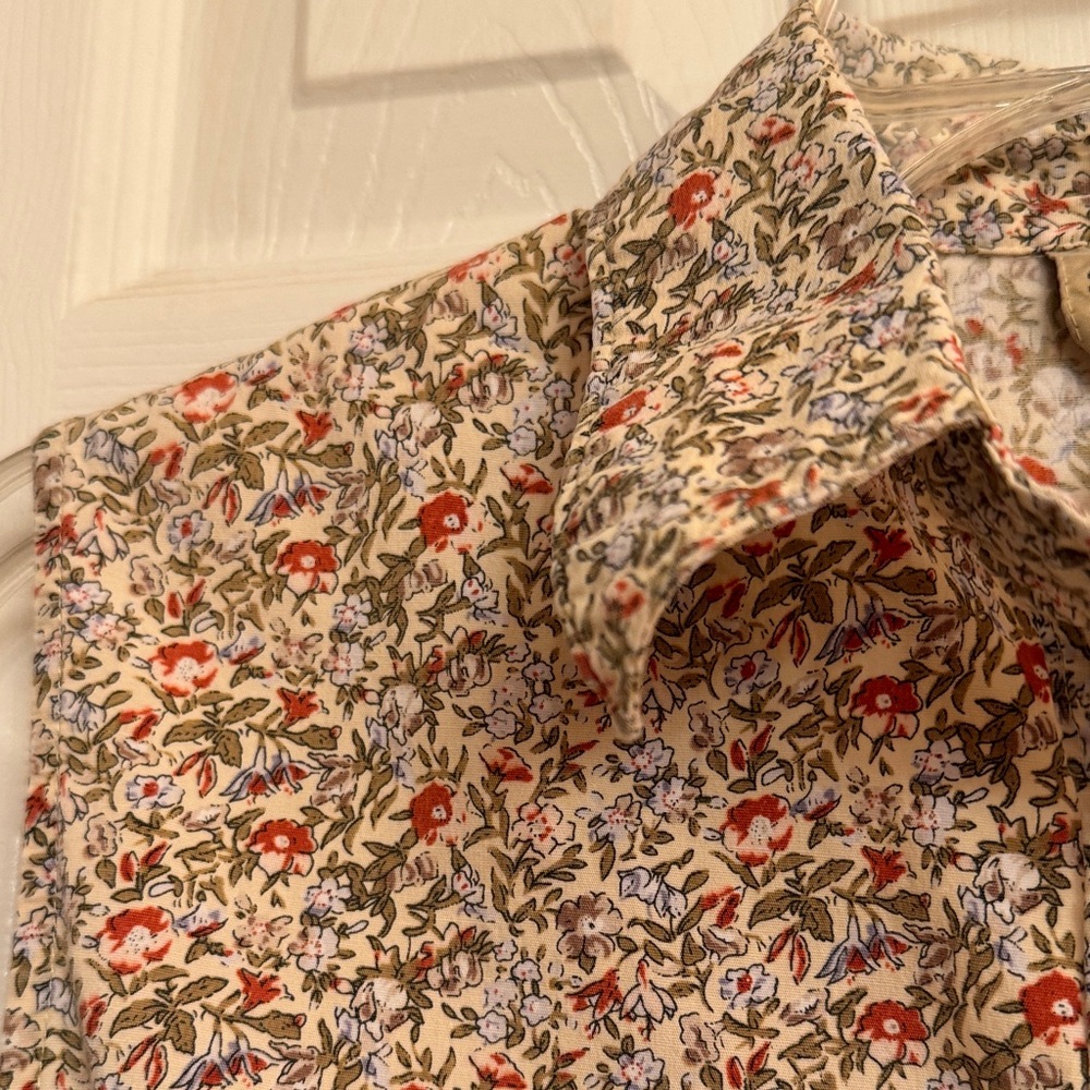 Sag Harbor Sleeveless Button-down Red & Green Floral Print Blouse. Size Medium - Picture 3 of 10